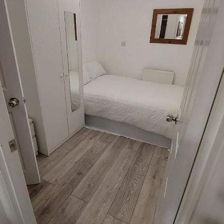 Double En-Suite Room Available In 3 Bed Apt Londra Exterior foto