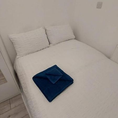 Double En-Suite Room Available In 3 Bed Apt Londra Exterior foto