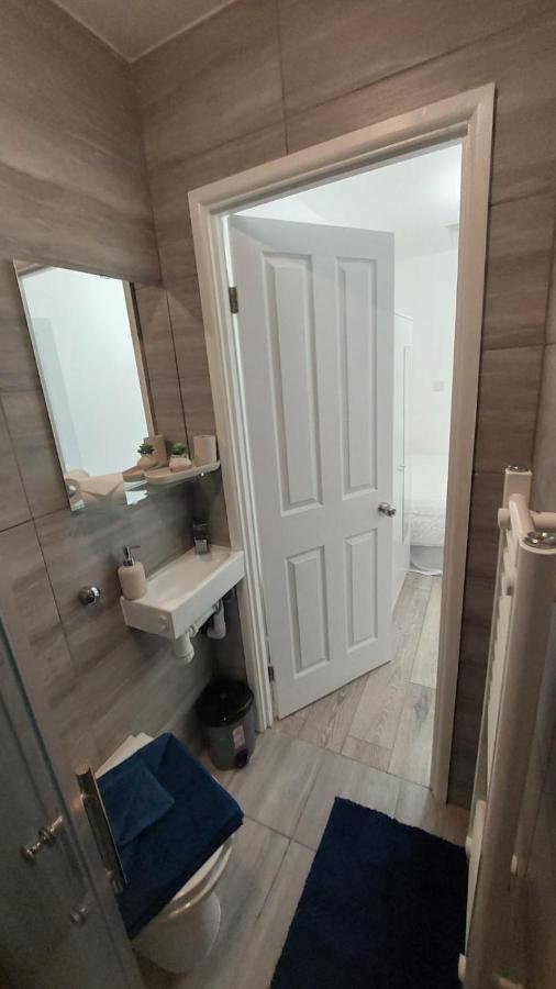 Double En-Suite Room Available In 3 Bed Apt Londra Exterior foto