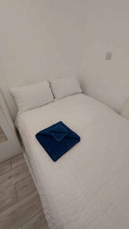 Double En-Suite Room Available In 3 Bed Apt Londra Exterior foto